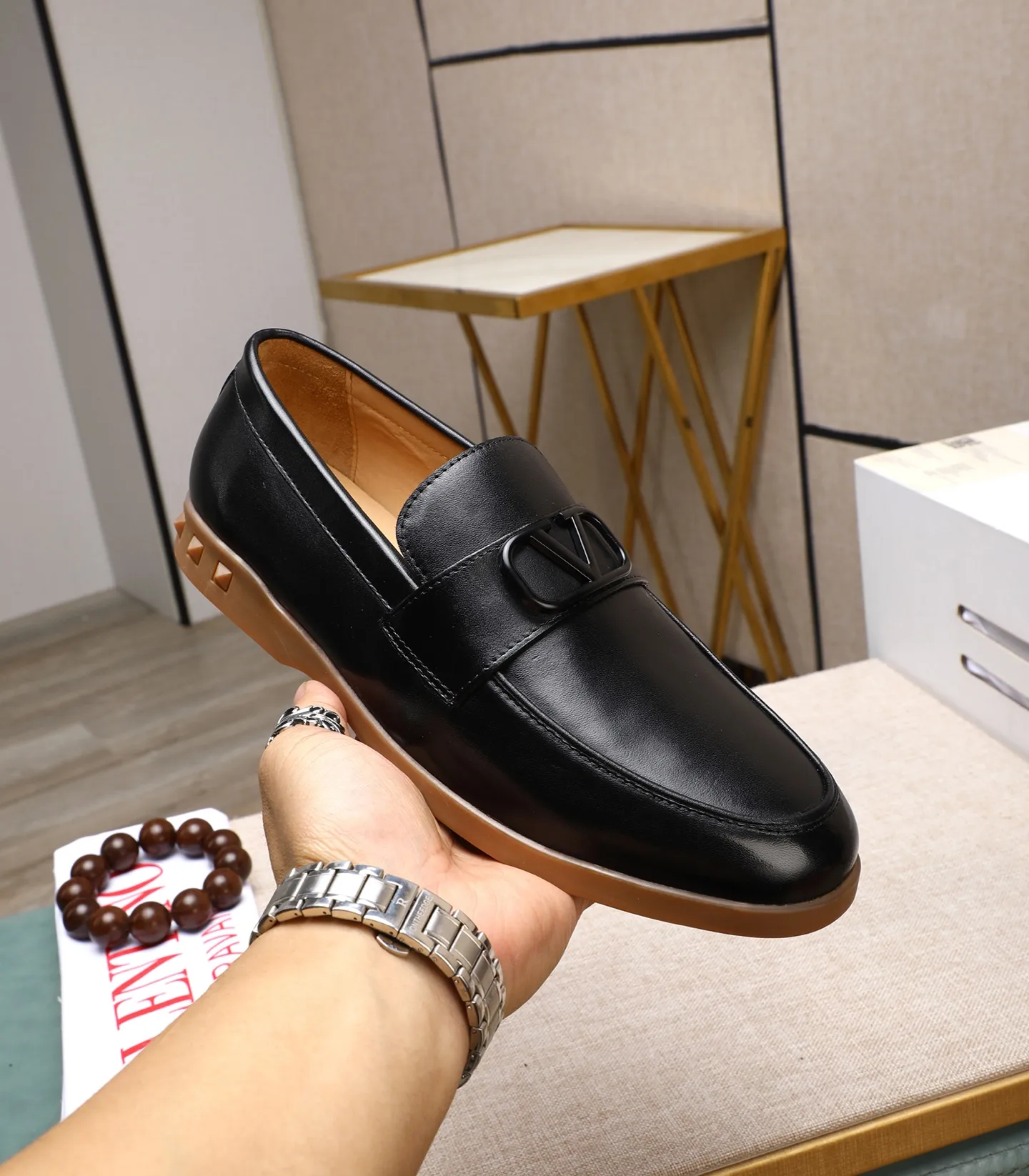 Men's shoes 💰520 [Valentino-Valentino] High-quality boutique men's shoes. The same style as the celebrities, original and authentic.✅ Made of imported cowhide + original apricot cowhide lining. The French luxury model is priced at 14,080 Swiss francs. It is also a Paris Fashion Week catwalk model. A brand can be deeply rooted in your heart, and a pair of shoes can make you linger. What you wear is not only noble, but also an aura. 👻Standard 38-45